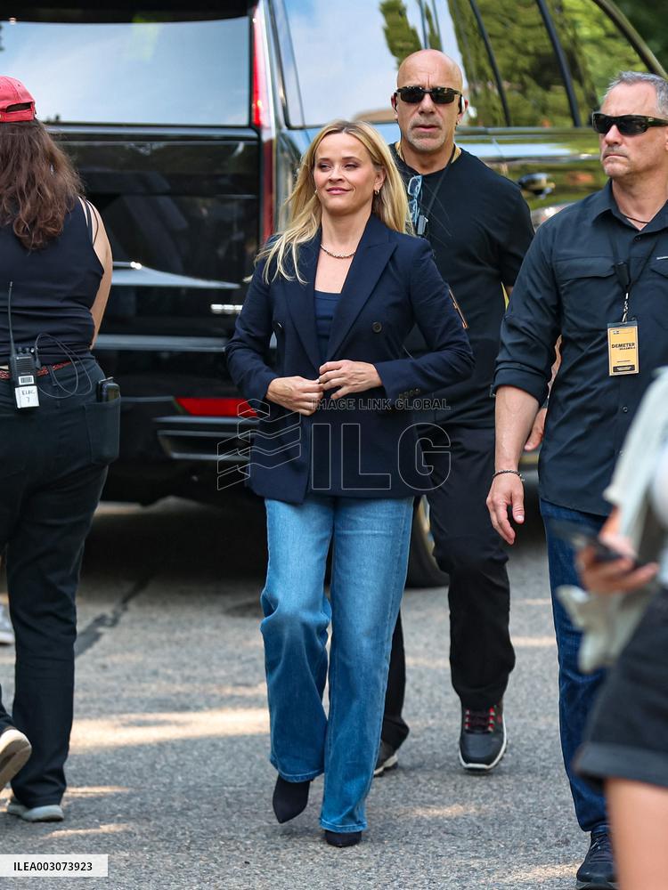 Reese Witherspoon On Set - NYC