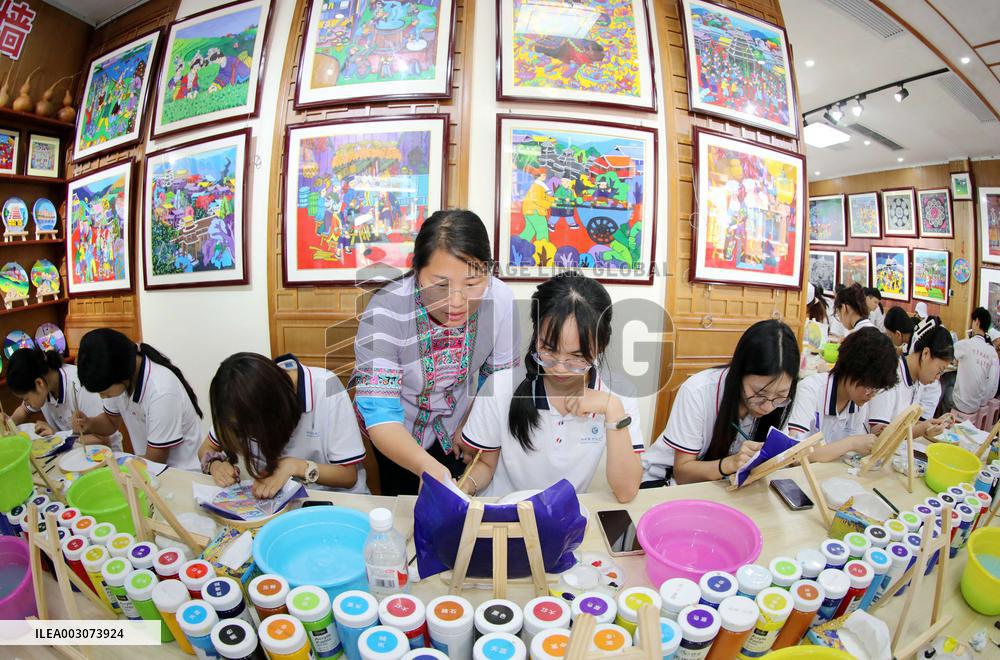 CHINA-GUANGXI-LIUZHOU-FARMER PAINTING (CN)