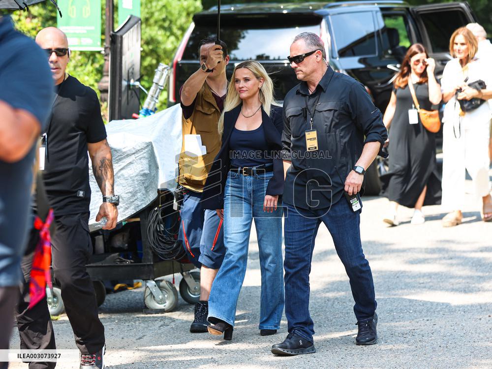 Reese Witherspoon On Set - NYC