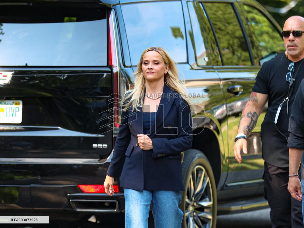 Reese Witherspoon On Set - NYC