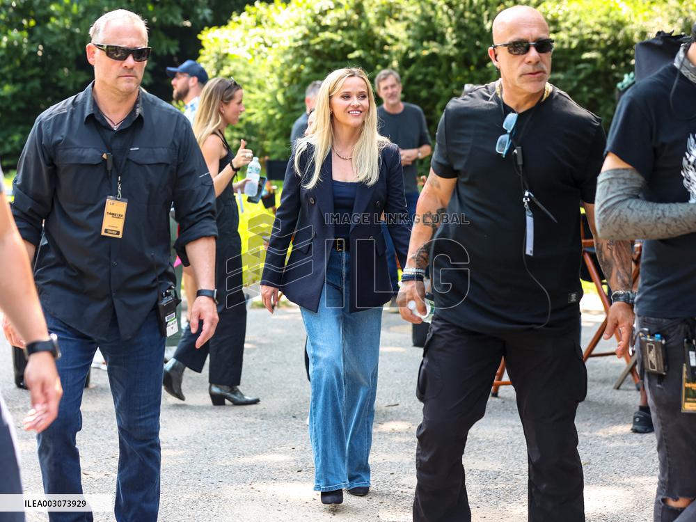 Reese Witherspoon On Set - NYC