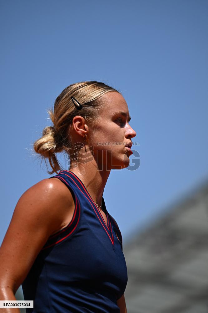 Paris 2024 - Tennis - Anna Karolina Schmiedlova v Barbora Krejcikova
