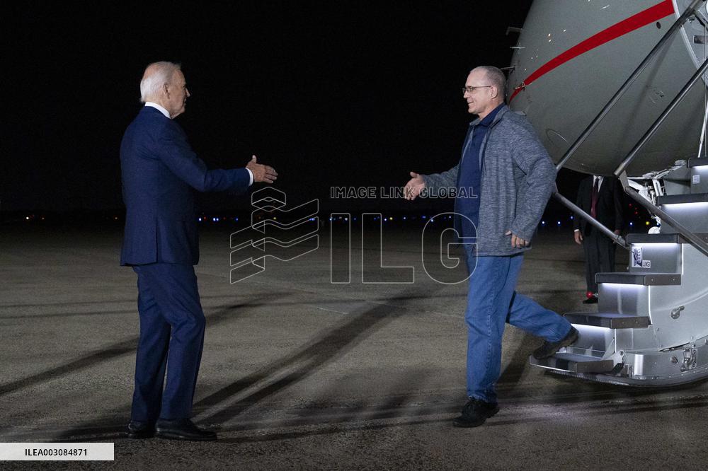 U.S. President Joe Biden and Vice President Harris greet hostages at Joint Base Andrews
