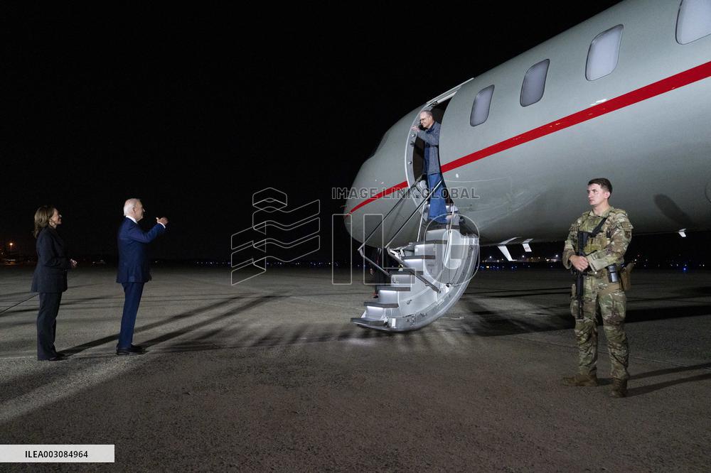 U.S. President Joe Biden and Vice President Harris greet hostages at Joint Base Andrews