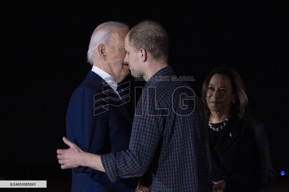 U.S. President Joe Biden and Vice President Harris greet hostages at Joint Base Andrews