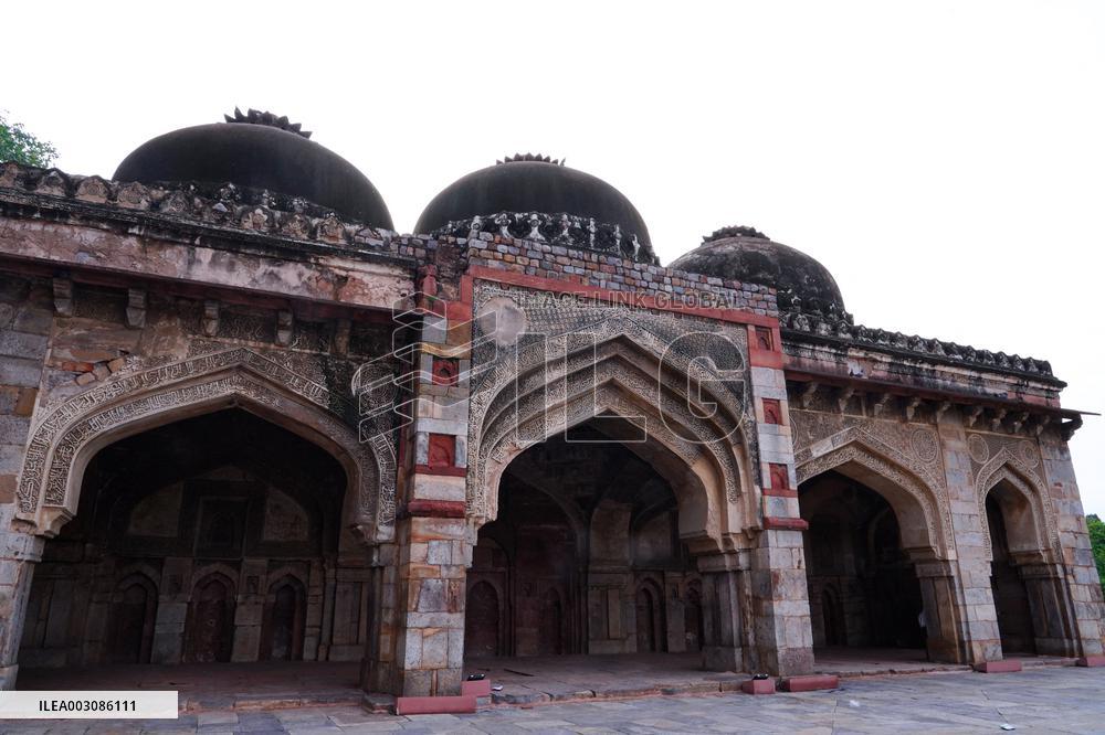 INDIA-NEW DELHI-LODI GARDENS-SCENERY