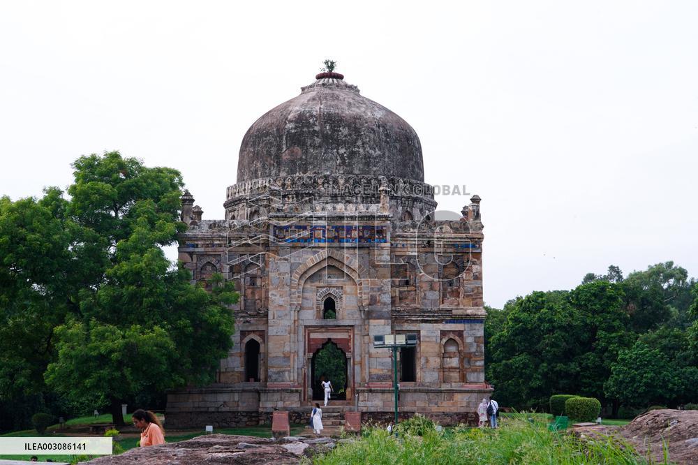 INDIA-NEW DELHI-LODI GARDENS-SCENERY