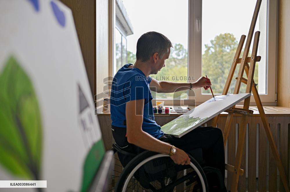 Art class for UNBROKEN Center patients in Lviv