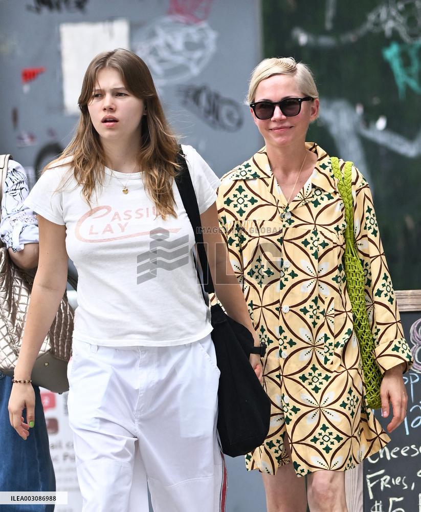 Exclu - Michelle Williams And Her Daughter Out - NYC