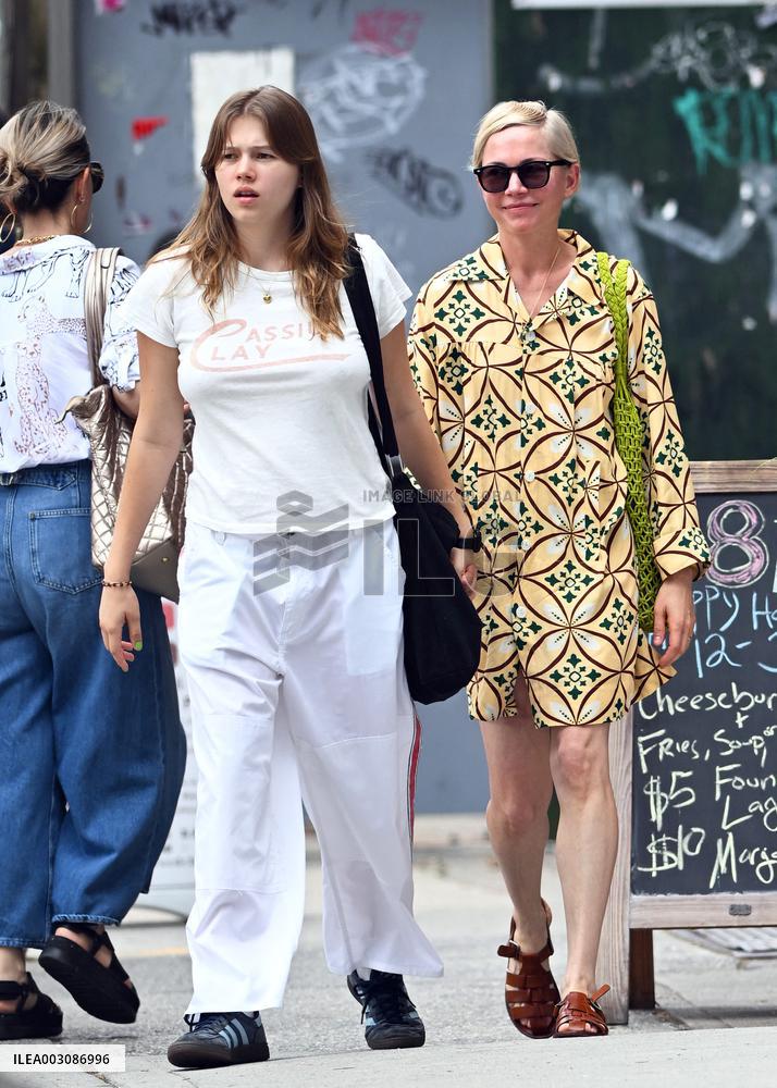 Exclu - Michelle Williams And Her Daughter Out - NYC