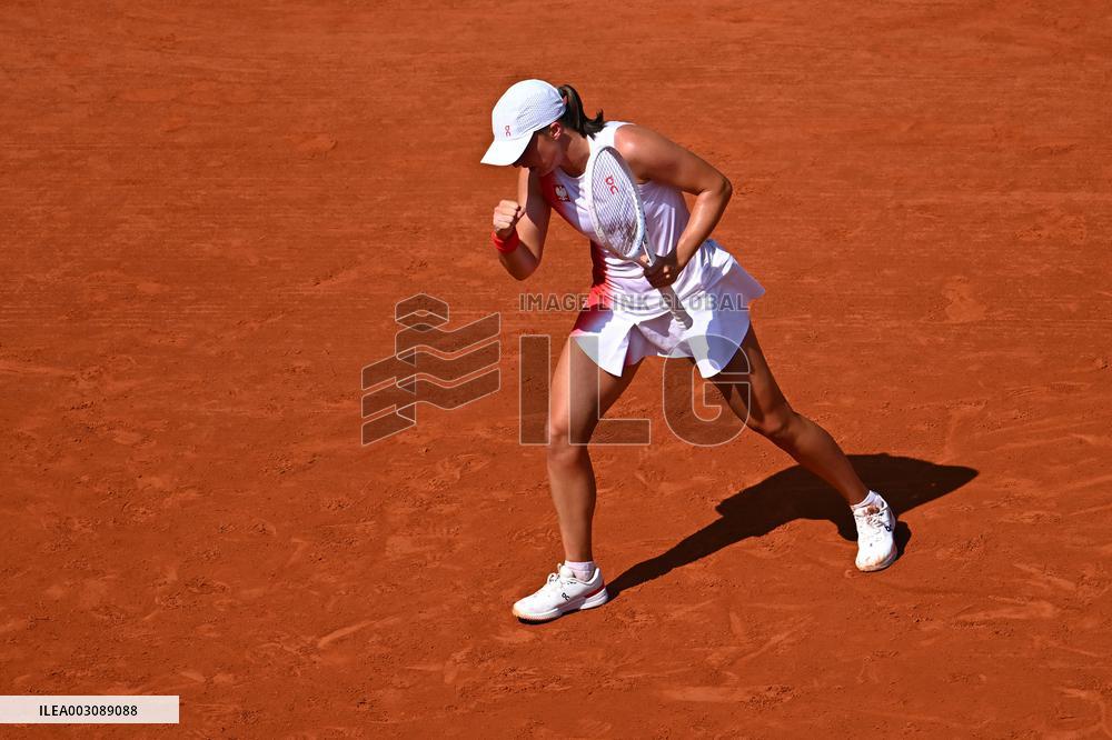 Paris 2024 - Tennis - Anna Karolina Schmiedlova v Iga Swiatek