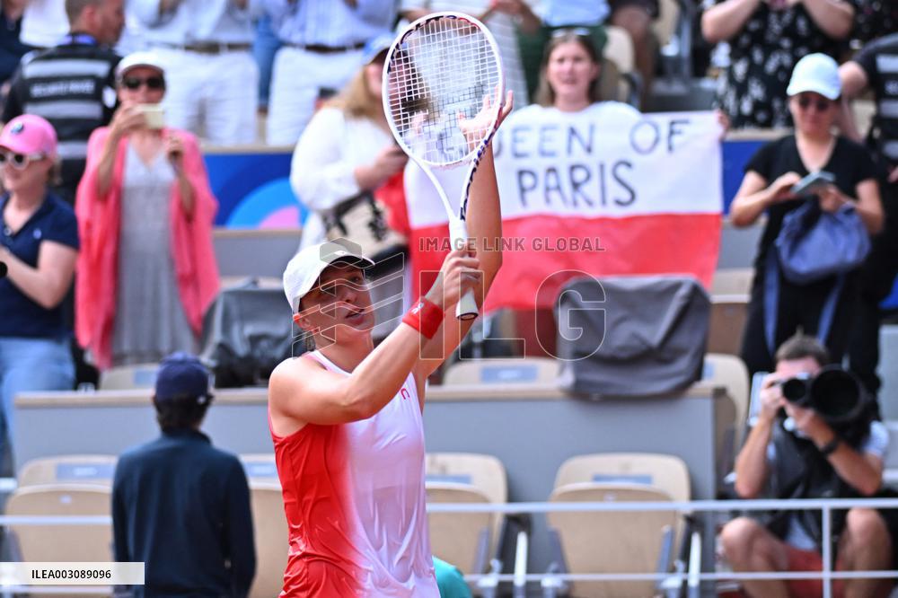 Paris 2024 - Tennis - Anna Karolina Schmiedlova v Iga Swiatek