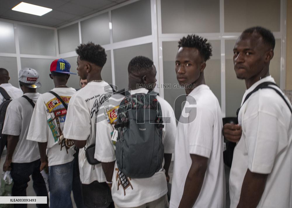 Spain sending 46 migrants to the Peninsula to decongest Ceuta's CETI