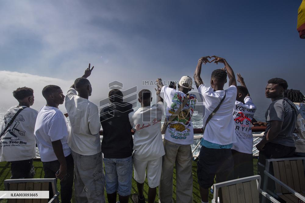 Spain sending 46 migrants to the Peninsula to decongest Ceuta's CETI