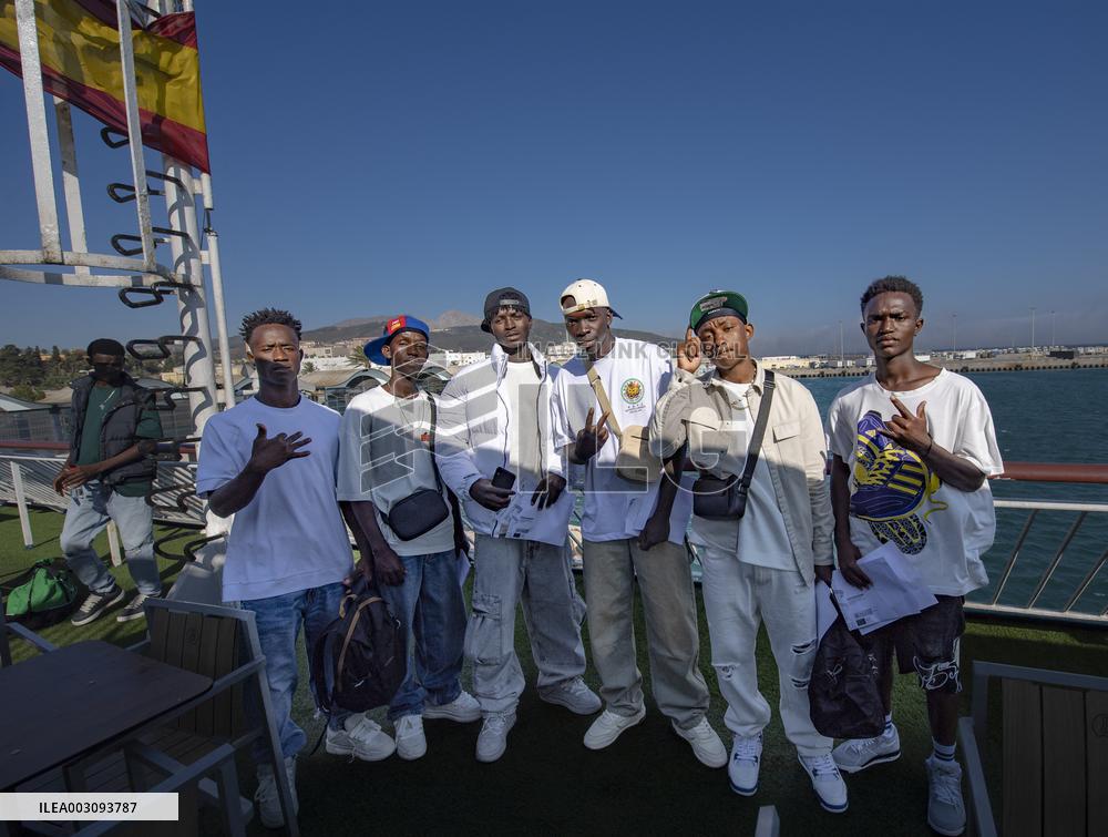 Spain sending 46 migrants to the Peninsula to decongest Ceuta's CETI