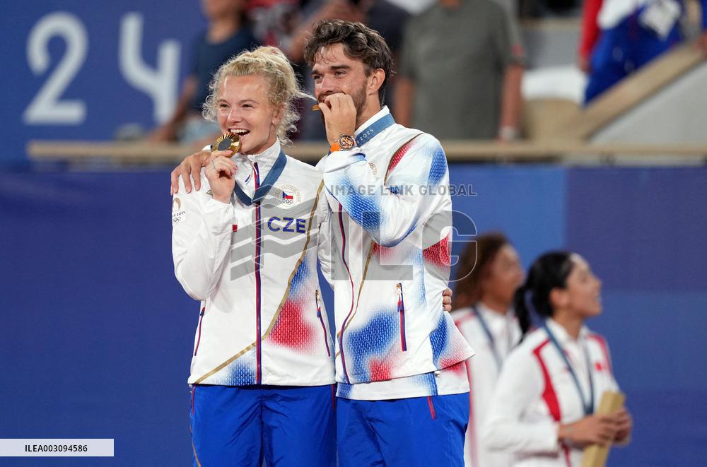 Paris 2024 - Katerina Siniakova And Tomas Machac Win Gold