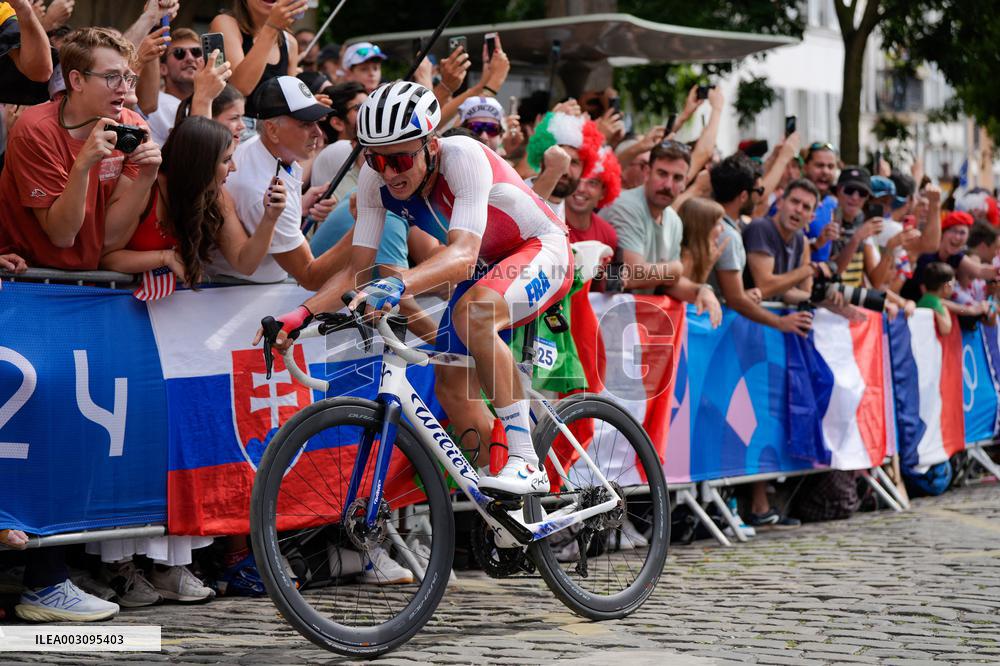 Paris 2024 - Road Race - Valenton Madouas Competing