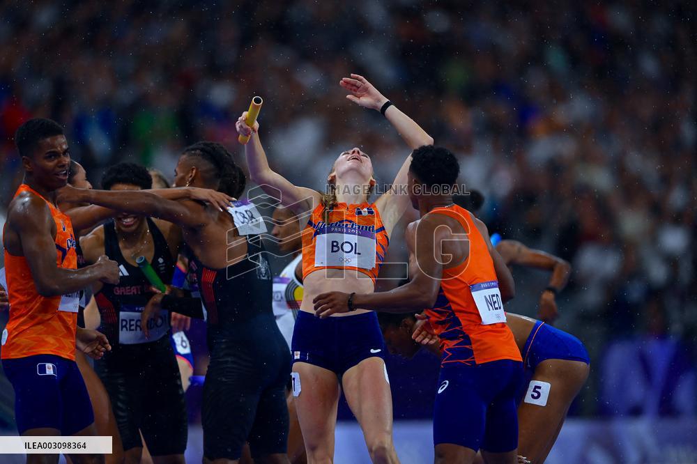 Paris 2024 - Netherlands celebrate winning the 4x4 mixed relay final