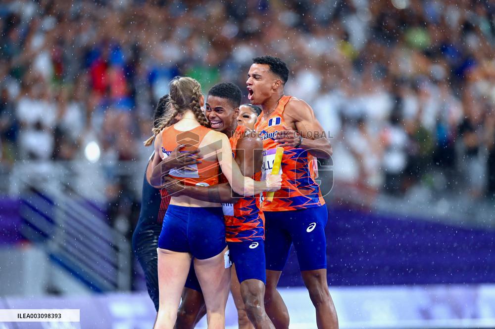 Paris 2024 - Netherlands celebrate winning the 4x4 mixed relay final