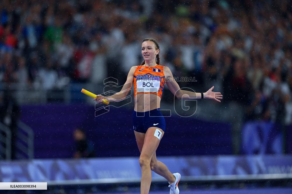 Paris 2024 - Netherlands celebrate winning the 4x4 mixed relay final