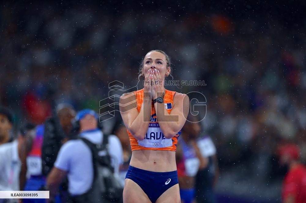Paris 2024 - Netherlands celebrate winning the 4x4 mixed relay final