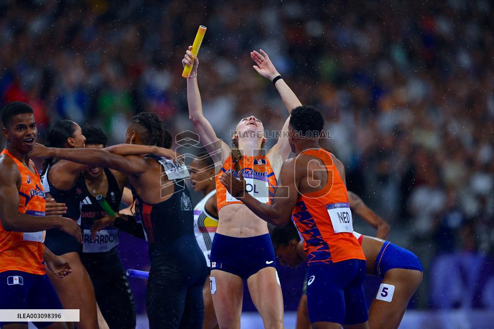 Paris 2024 - Netherlands celebrate winning the 4x4 mixed relay final