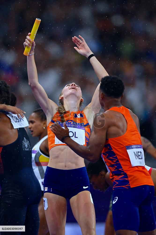 Paris 2024 - Netherlands celebrate winning the 4x4 mixed relay final