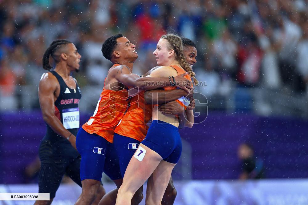 Paris 2024 - Netherlands celebrate winning the 4x4 mixed relay final