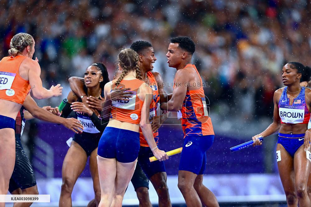 Paris 2024 - Netherlands celebrate winning the 4x4 mixed relay final