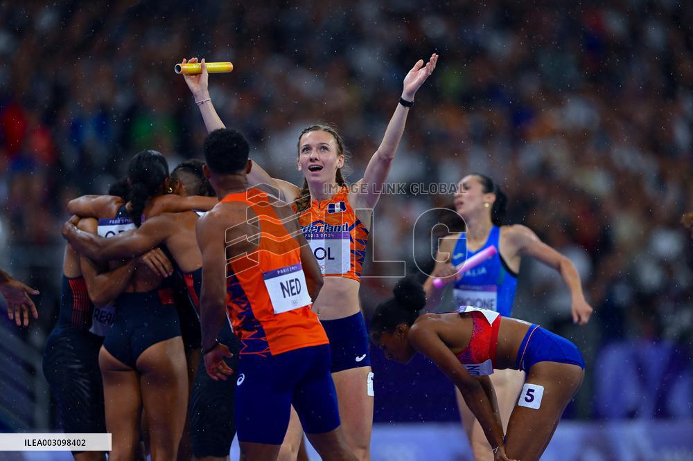 Paris 2024 - Netherlands celebrate winning the 4x4 mixed relay final
