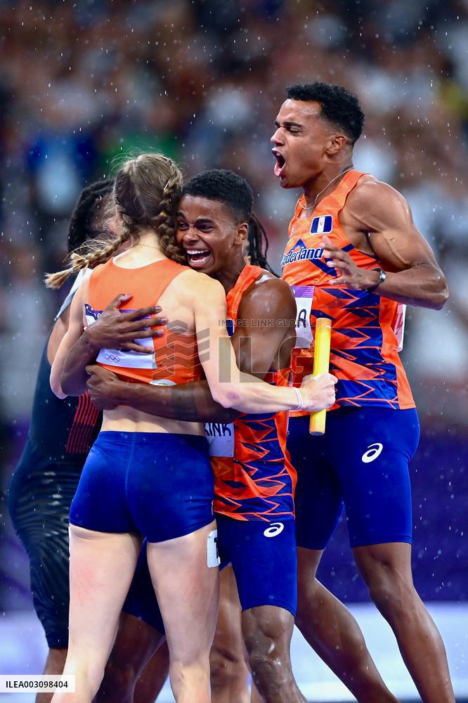 Paris 2024 - Netherlands celebrate winning the 4x4 mixed relay final