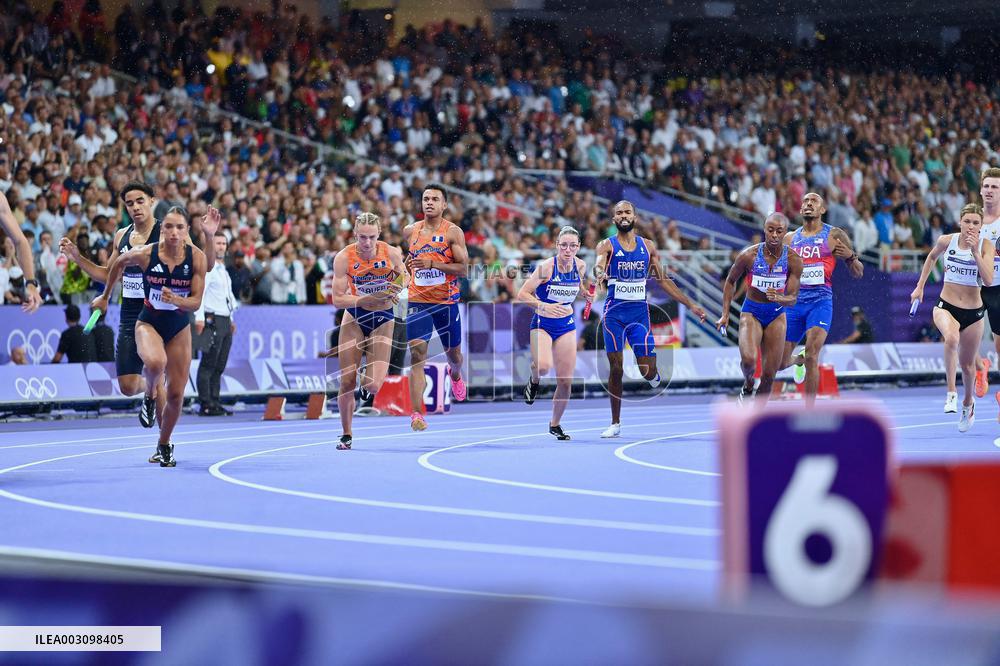 Paris 2024 - Netherlands celebrate winning the 4x4 mixed relay final