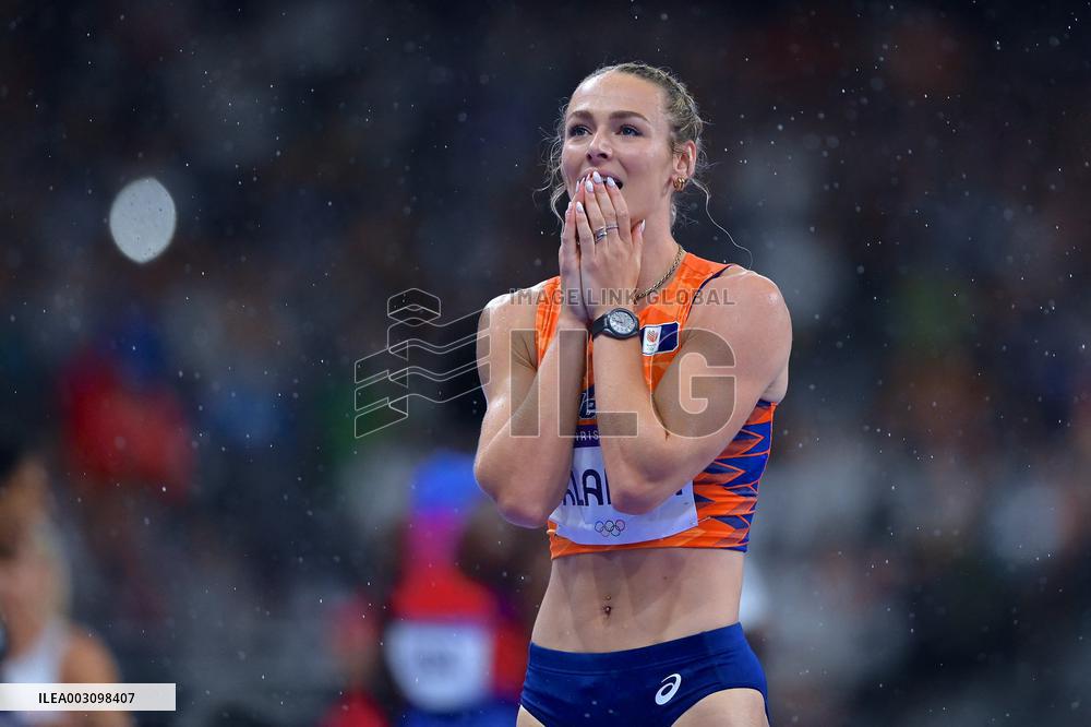Paris 2024 - Netherlands celebrate winning the 4x4 mixed relay final