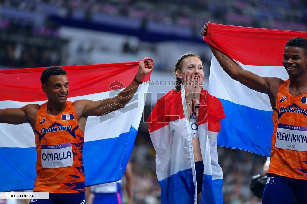 Paris 2024 - Netherlands celebrate winning the 4x4 mixed relay final