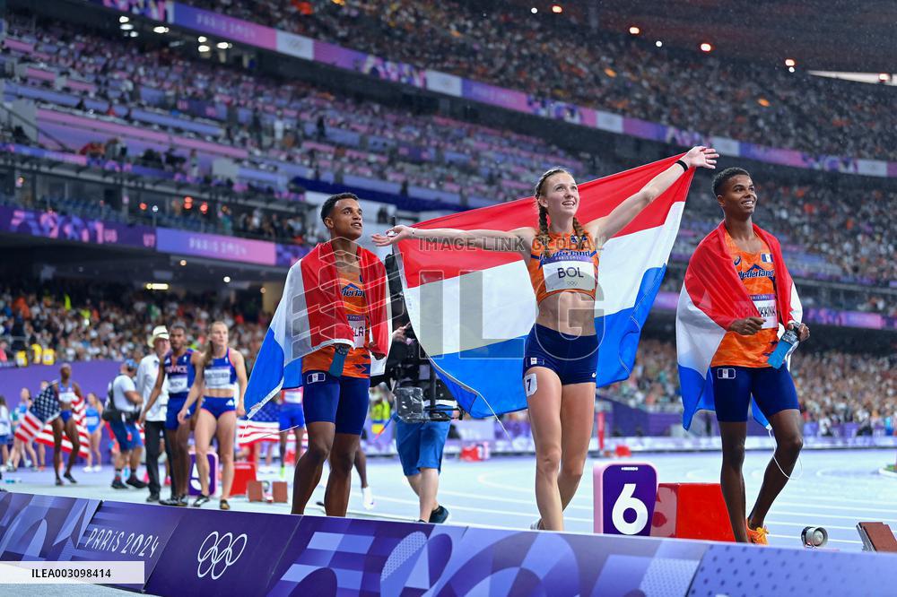 Paris 2024 - Netherlands celebrate winning the 4x4 mixed relay final