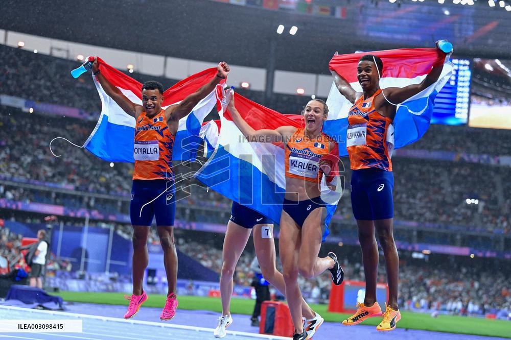 Paris 2024 - Netherlands celebrate winning the 4x4 mixed relay final
