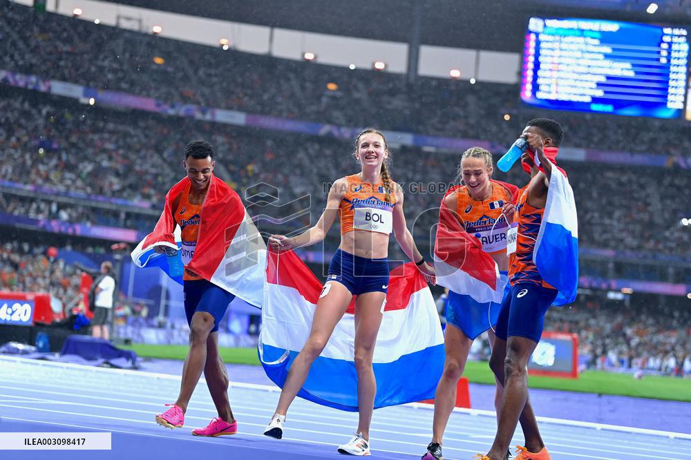 Paris 2024 - Netherlands celebrate winning the 4x4 mixed relay final