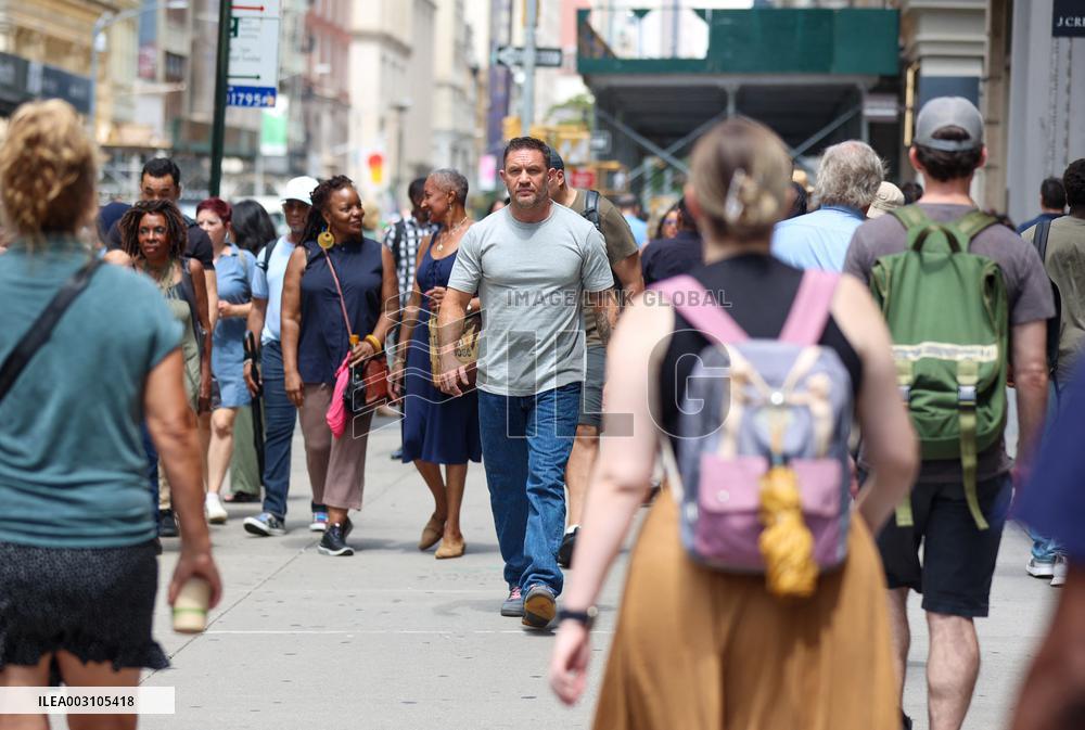 Tom Hardy and Kelly Marcel On Set - NYC