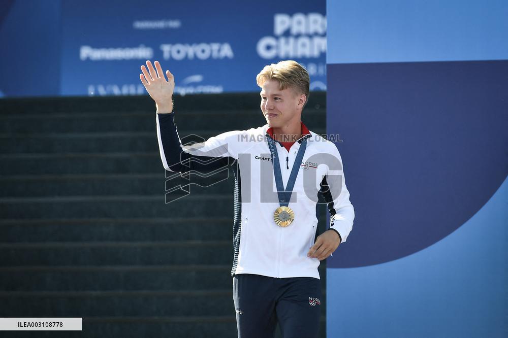Paris 2024 - Fans welcome medalists at the Parc des Champions in Paris
