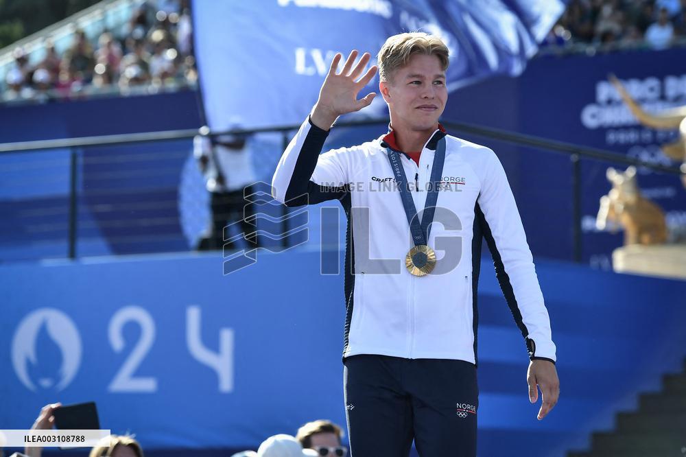 Paris 2024 - Fans welcome medalists at the Parc des Champions in Paris