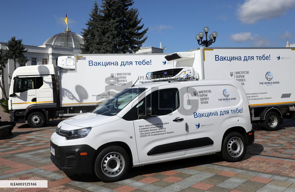 Transfer of 16 refrigerator trucks to transport vaccines in Kyiv