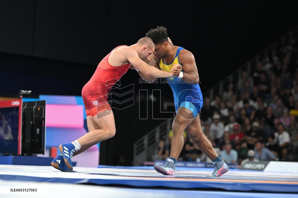 Paris 2024 - Wrestling - Zhan Beleniuk v Arkadiusz Kulynycz