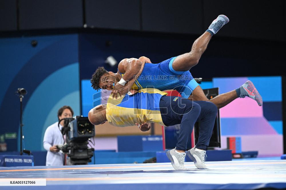 Paris 2024 - Wrestling - Zhan Beleniuk v Arkadiusz Kulynycz