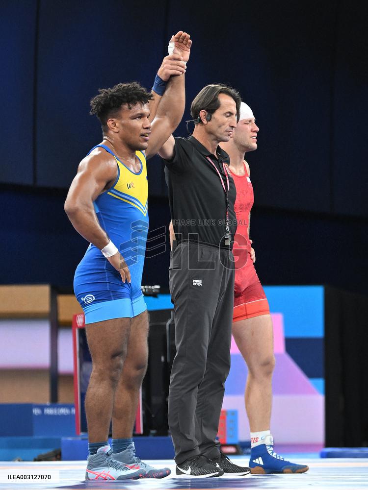 Paris 2024 - Wrestling - Zhan Beleniuk v Arkadiusz Kulynycz