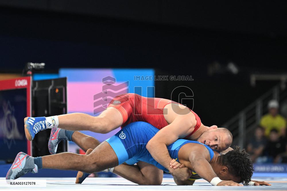 Paris 2024 - Wrestling - Zhan Beleniuk v Arkadiusz Kulynycz