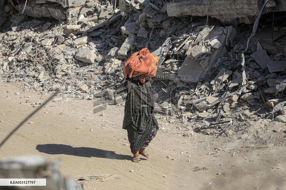 MIDEAST-GAZA-KHAN YOUNIS-FLEEING