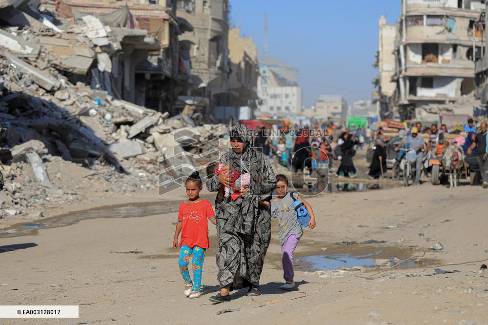 MIDEAST-GAZA-KHAN YOUNIS-FLEEING