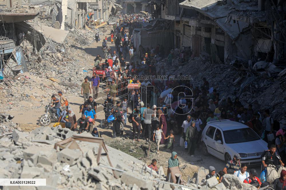 MIDEAST-GAZA-KHAN YOUNIS-FLEEING