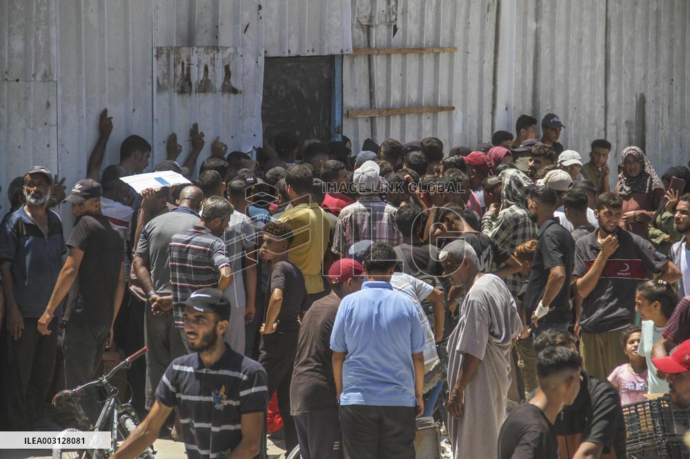 MIDEAST-GAZA-JABALIA REFUGEE CAMP-FOOD AID