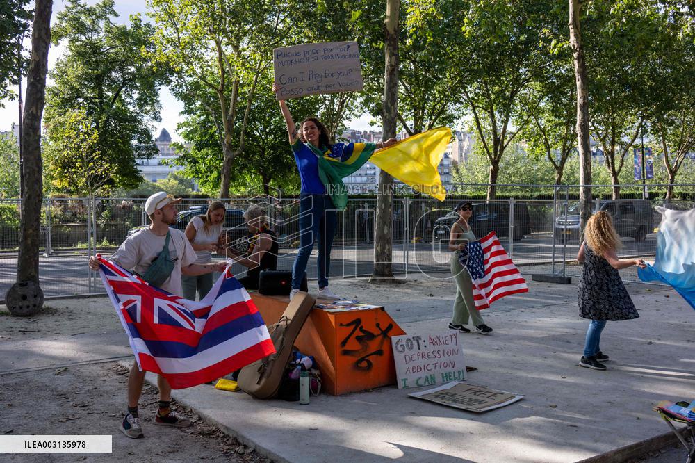 Paris 2024 - Religious Presence Near Eiffel Tower